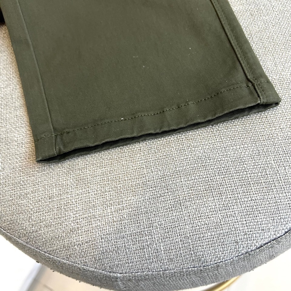 H爱马仕、2025秋冬新品系列以精湛工艺与简约美学为核心，推出了多款奢华长裤。图中白色长裤采用直筒剪裁，