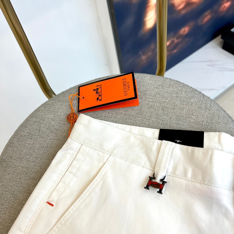 H爱马仕、2025秋冬新品系列以精湛工艺与简约美学为核心，推出了多款奢华长裤。图中白色长裤采用直筒剪裁，