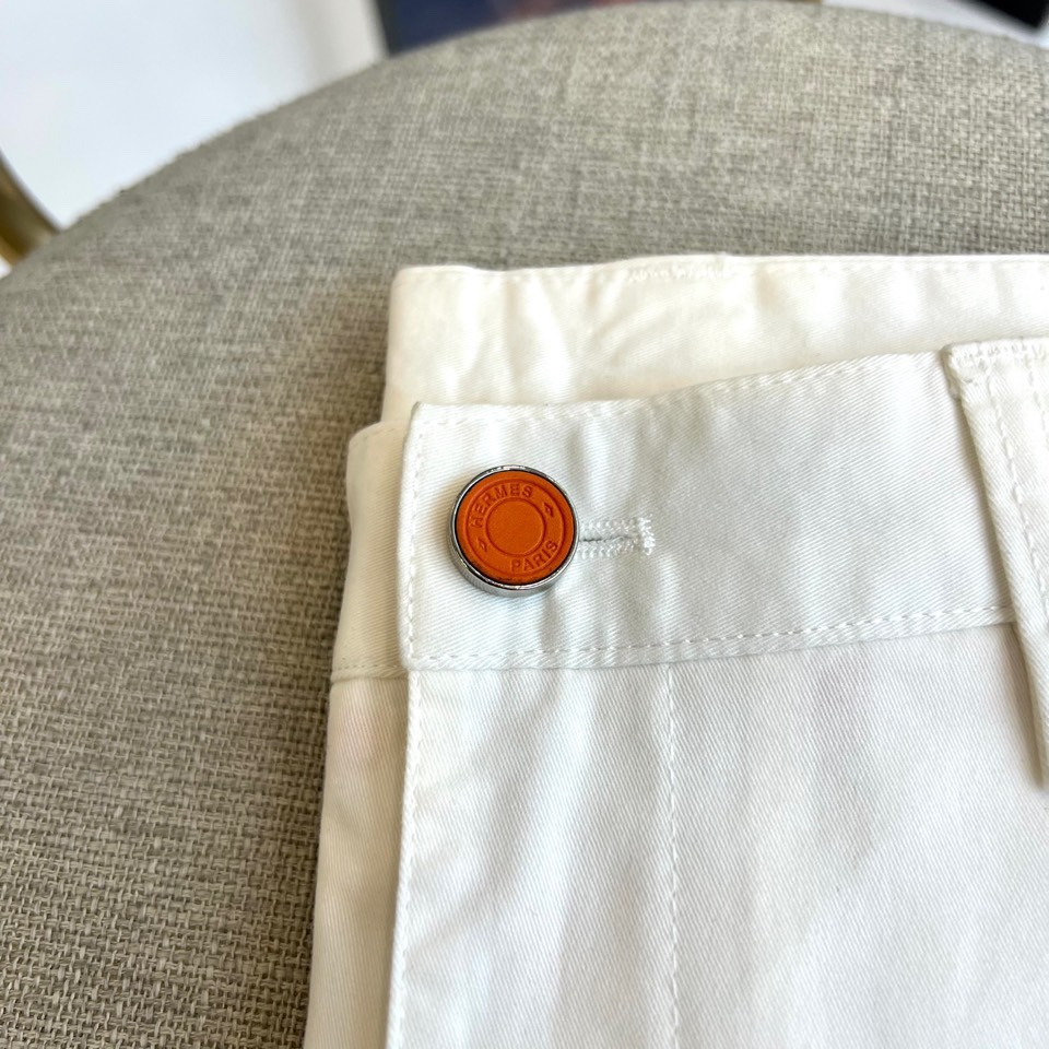 H爱马仕、2025秋冬新品系列以精湛工艺与简约美学为核心，推出了多款奢华长裤。图中白色长裤采用直筒剪裁，