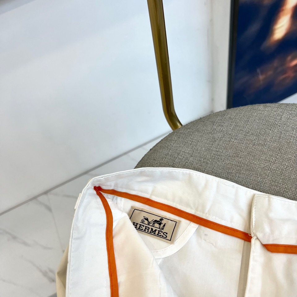 H爱马仕、2025秋冬新品系列以精湛工艺与简约美学为核心，推出了多款奢华长裤。图中白色长裤采用直筒剪裁，