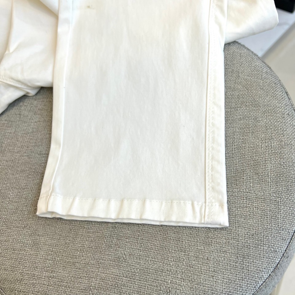 H爱马仕、2025秋冬新品系列以精湛工艺与简约美学为核心，推出了多款奢华长裤。图中白色长裤采用直筒剪裁，