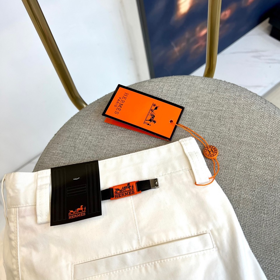 H爱马仕、2025秋冬新品系列以精湛工艺与简约美学为核心，推出了多款奢华长裤。图中白色长裤采用直筒剪裁，