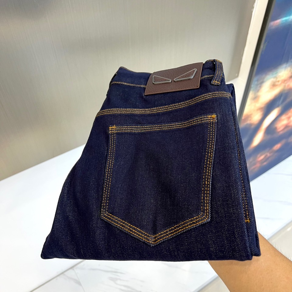 Fendi芬迪、2025秋冬最新推出男士休闲牛仔裤新品！重工水洗牛仔裤！定制面料和一般牛仔布料比起来，更