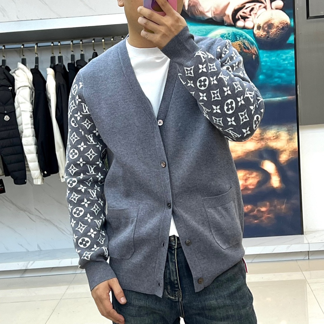 1v威登、2025秋冬新品针织开衫，这款灰色开衫采用V领设计搭配单排纽扣开合，两侧设有实用贴袋。衣袖满铺