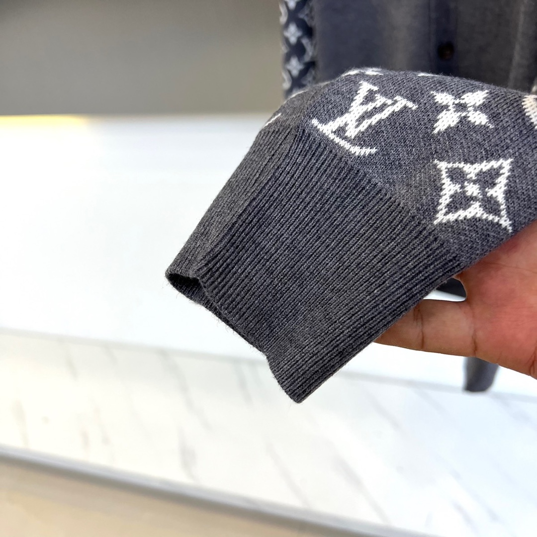 1v威登、2025秋冬新品针织开衫，这款灰色开衫采用V领设计搭配单排纽扣开合，两侧设有实用贴袋。衣袖满铺