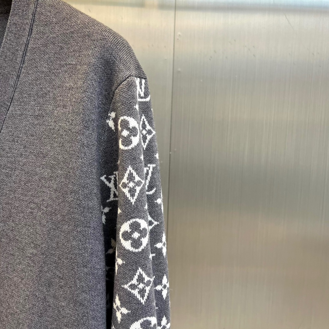 1v威登、2025秋冬新品针织开衫，这款灰色开衫采用V领设计搭配单排纽扣开合，两侧设有实用贴袋。衣袖满铺