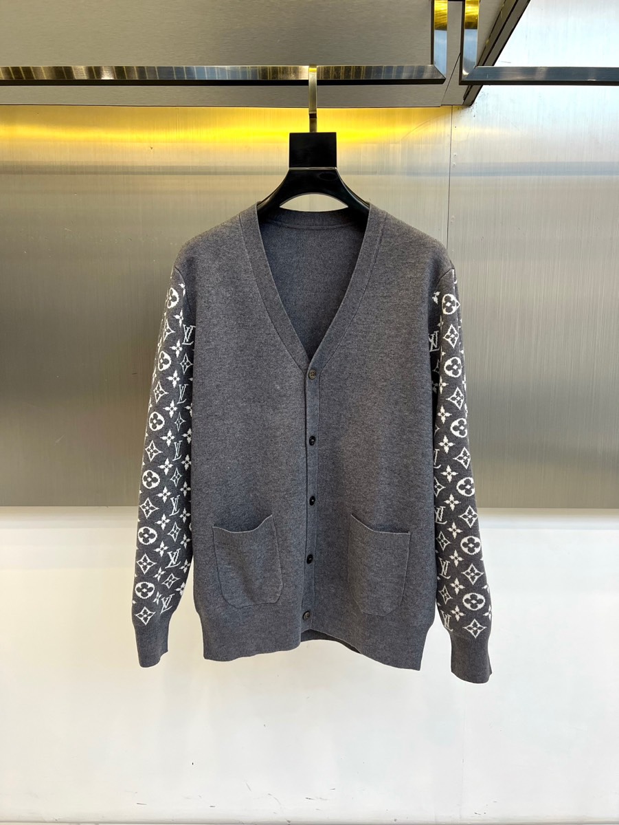 1v威登、2025秋冬新品针织开衫，这款灰色开衫采用V领设计搭配单排纽扣开合，两侧设有实用贴袋。衣袖满铺