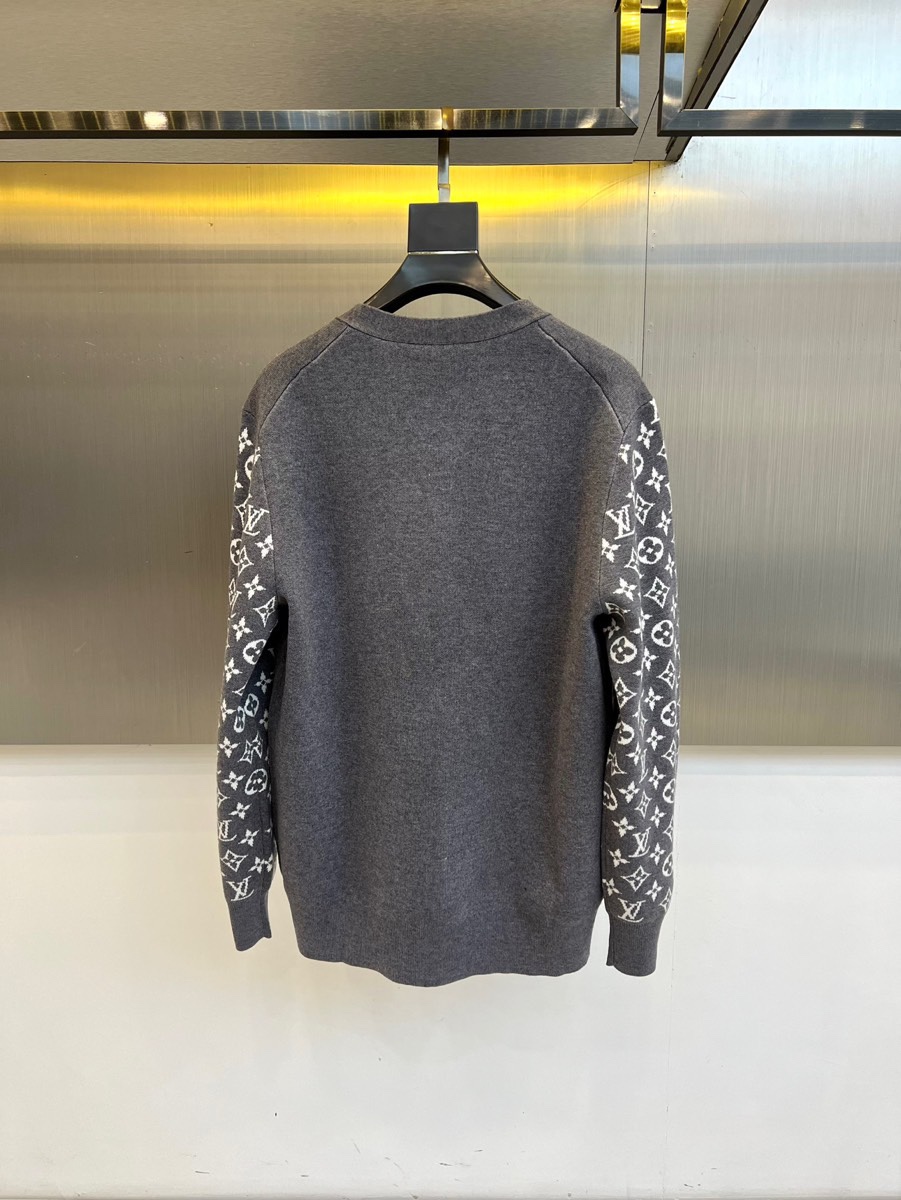 1v威登、2025秋冬新品针织开衫，这款灰色开衫采用V领设计搭配单排纽扣开合，两侧设有实用贴袋。衣袖满铺