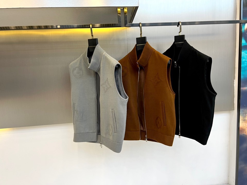 1v驴家、2025秋冬系列男士无袖针织马甲。本季新品主打灰色无袖针织马甲，采用立领设计与金属拉链开合。衣