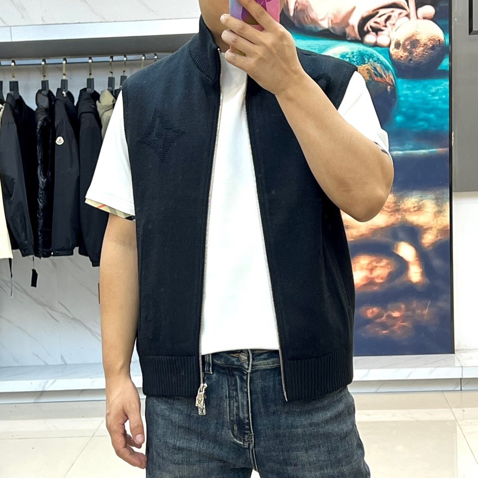 1v驴家、2025秋冬系列男士无袖针织马甲。本季新品主打灰色无袖针织马甲，采用立领设计与金属拉链开合。衣