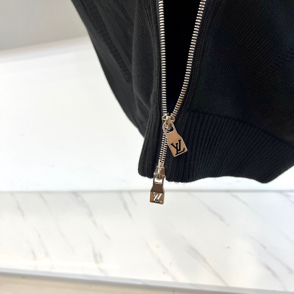 1v驴家、2025秋冬系列男士无袖针织马甲。本季新品主打灰色无袖针织马甲，采用立领设计与金属拉链开合。衣