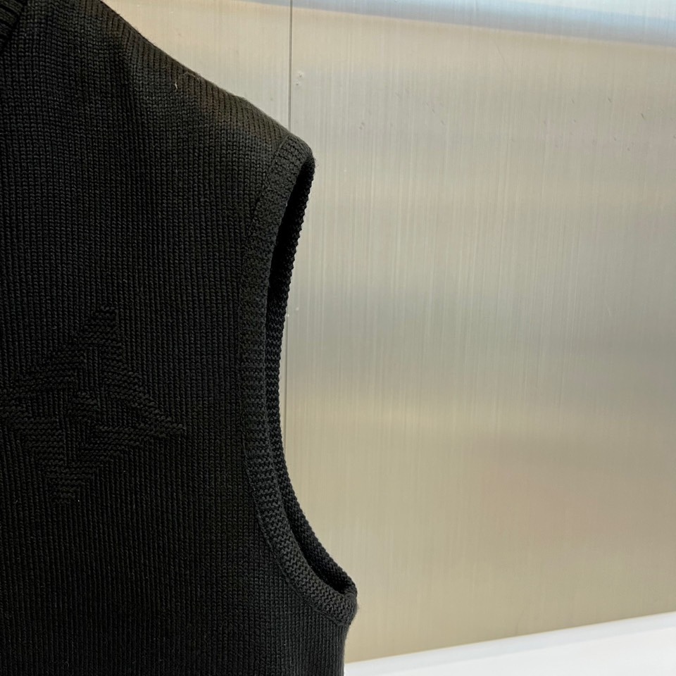 1v驴家、2025秋冬系列男士无袖针织马甲。本季新品主打灰色无袖针织马甲，采用立领设计与金属拉链开合。衣