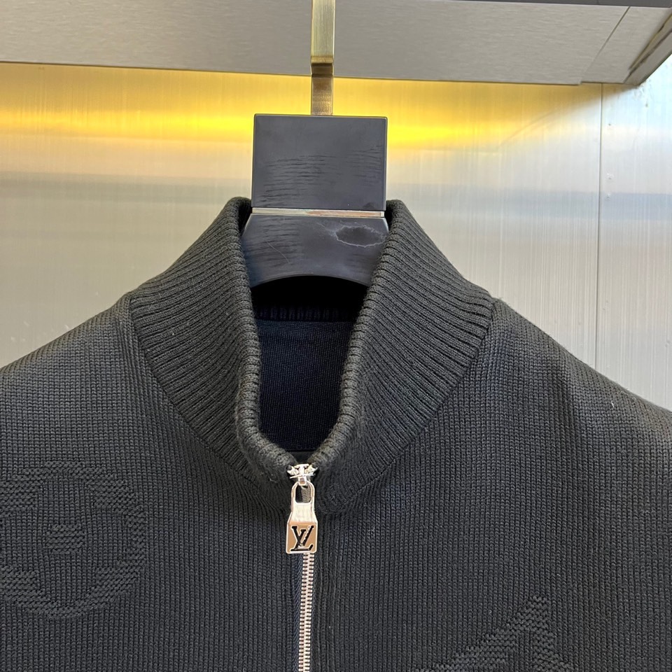 1v驴家、2025秋冬系列男士无袖针织马甲。本季新品主打灰色无袖针织马甲，采用立领设计与金属拉链开合。衣