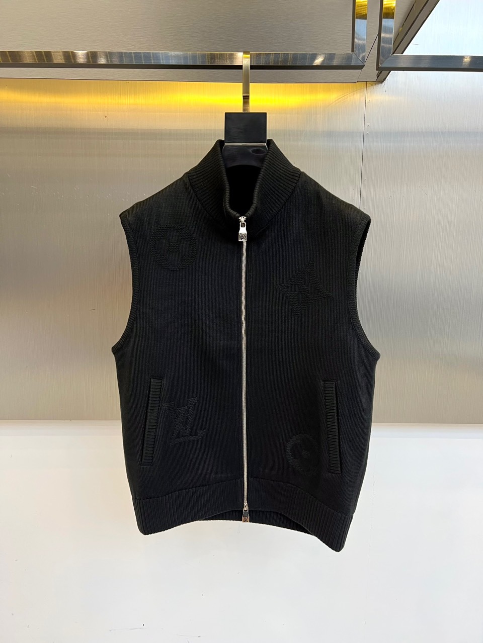 1v驴家、2025秋冬系列男士无袖针织马甲。本季新品主打灰色无袖针织马甲，采用立领设计与金属拉链开合。衣