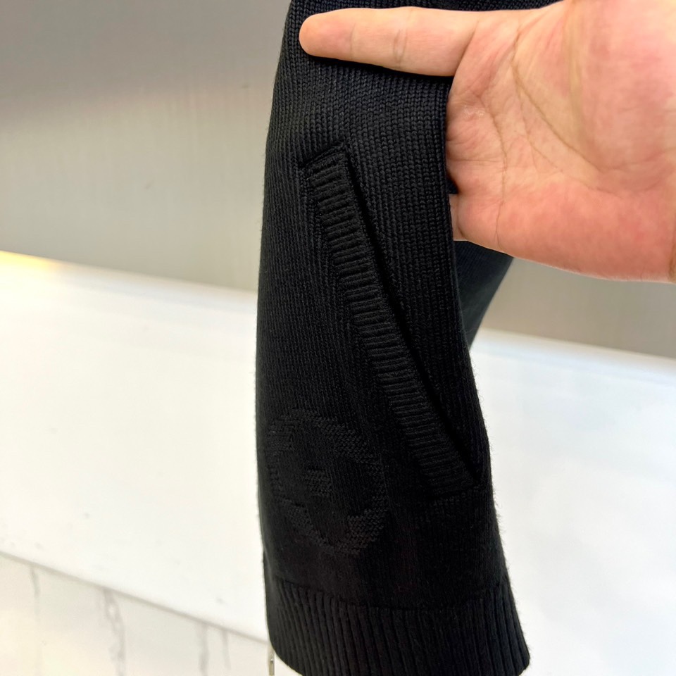 1v驴家、2025秋冬系列男士无袖针织马甲。本季新品主打灰色无袖针织马甲，采用立领设计与金属拉链开合。衣