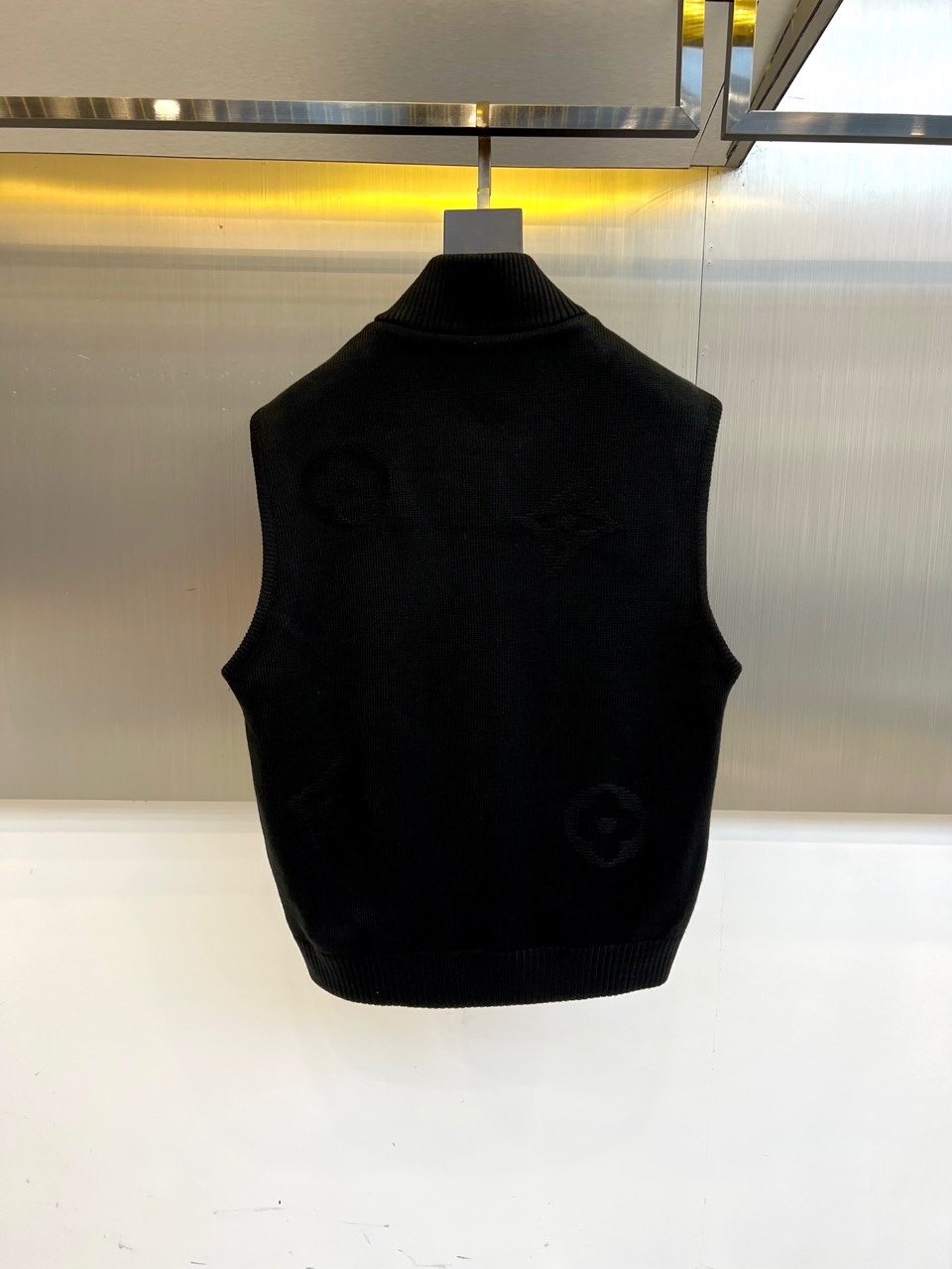 1v驴家、2025秋冬系列男士无袖针织马甲。本季新品主打灰色无袖针织马甲，采用立领设计与金属拉链开合。衣