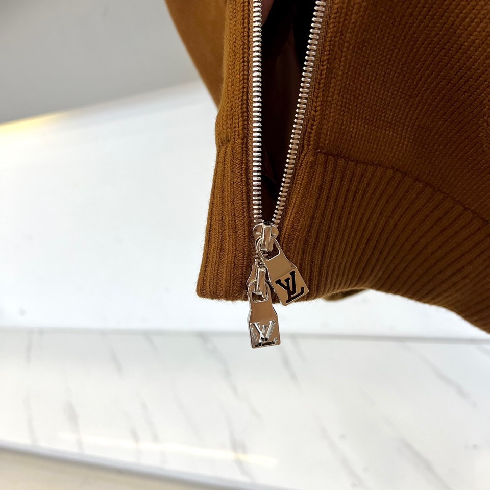 1v驴家、2025秋冬系列男士无袖针织马甲。本季新品主打灰色无袖针织马甲，采用立领设计与金属拉链开合。衣