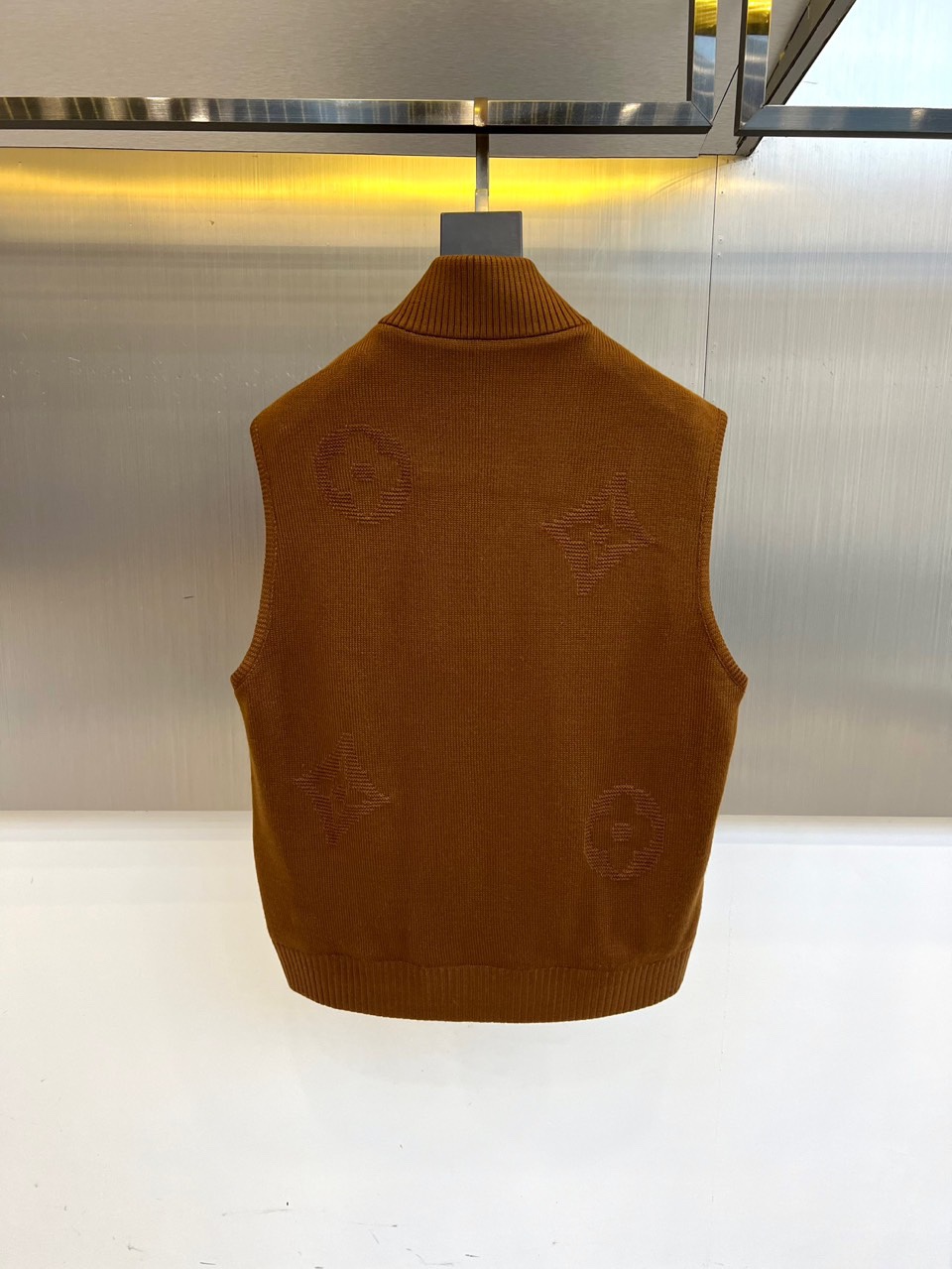 1v驴家、2025秋冬系列男士无袖针织马甲。本季新品主打灰色无袖针织马甲，采用立领设计与金属拉链开合。衣