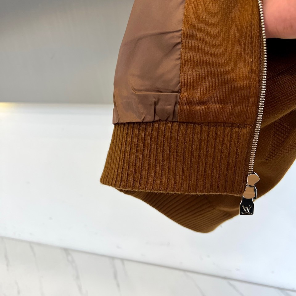 1v驴家、2025秋冬系列男士无袖针织马甲。本季新品主打灰色无袖针织马甲，采用立领设计与金属拉链开合。衣