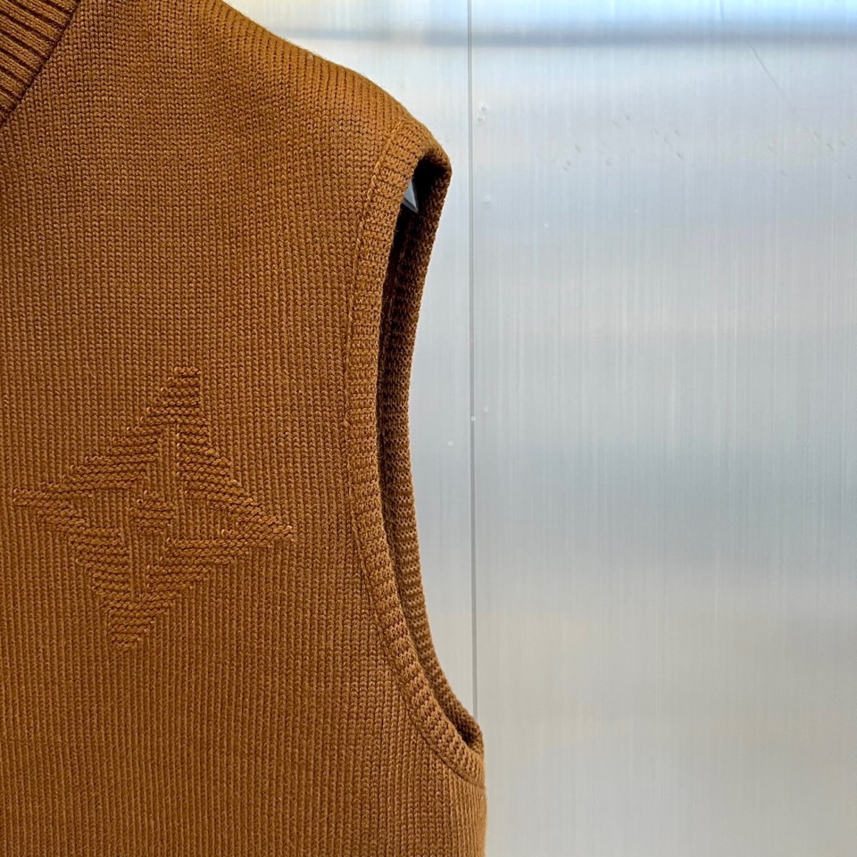 1v驴家、2025秋冬系列男士无袖针织马甲。本季新品主打灰色无袖针织马甲，采用立领设计与金属拉链开合。衣