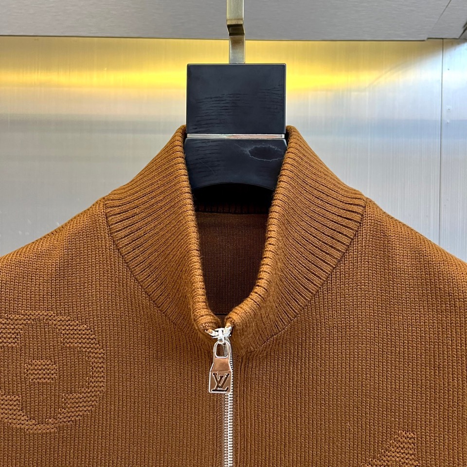 1v驴家、2025秋冬系列男士无袖针织马甲。本季新品主打灰色无袖针织马甲，采用立领设计与金属拉链开合。衣