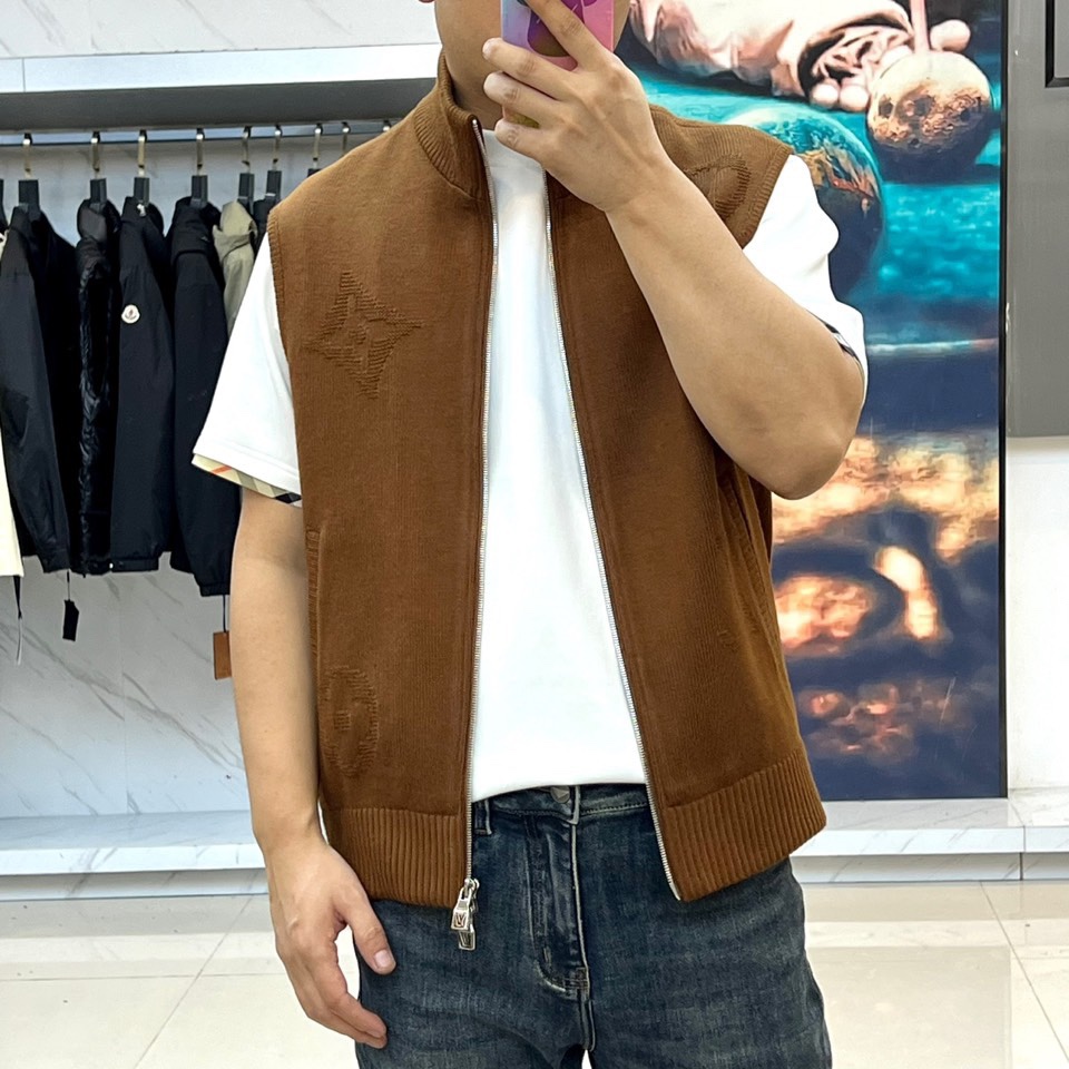 1v驴家、2025秋冬系列男士无袖针织马甲。本季新品主打灰色无袖针织马甲，采用立领设计与金属拉链开合。衣