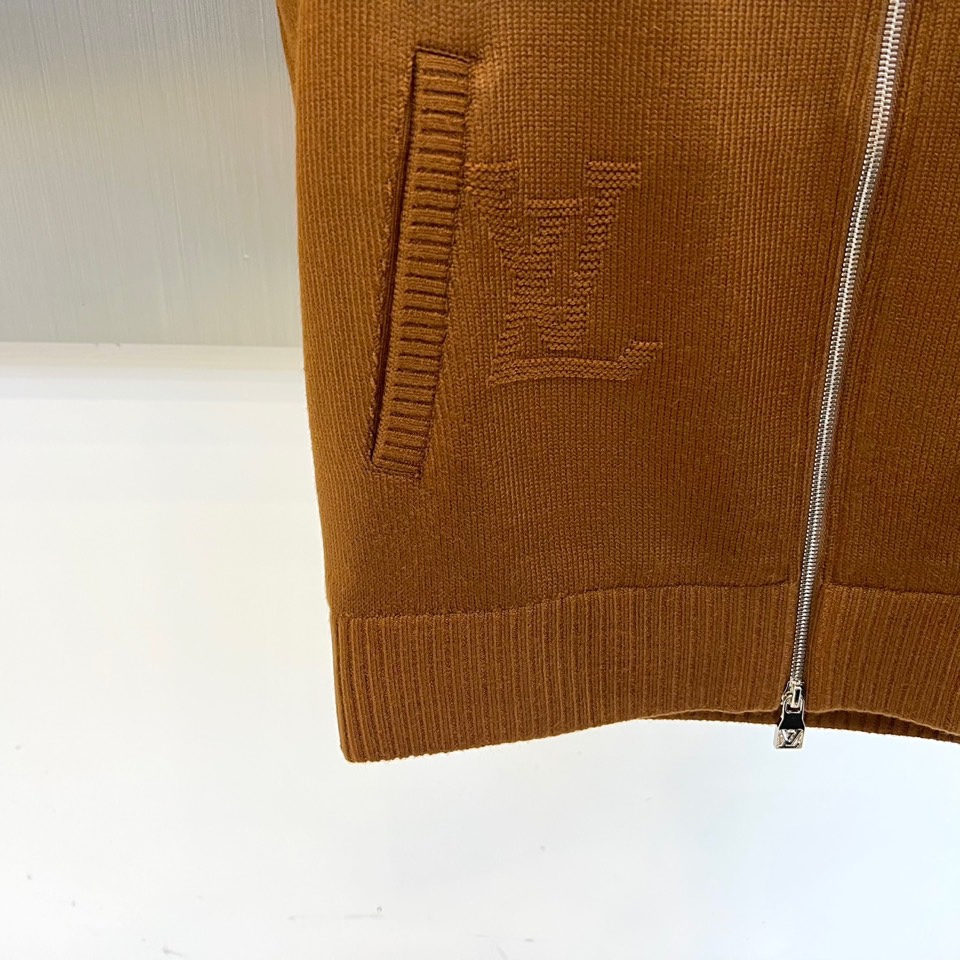 1v驴家、2025秋冬系列男士无袖针织马甲。本季新品主打灰色无袖针织马甲，采用立领设计与金属拉链开合。衣