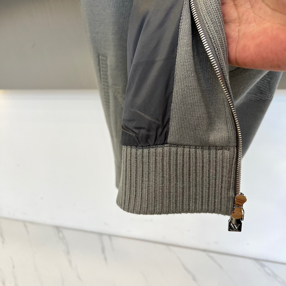 1v驴家、2025秋冬系列男士无袖针织马甲。本季新品主打灰色无袖针织马甲，采用立领设计与金属拉链开合。衣