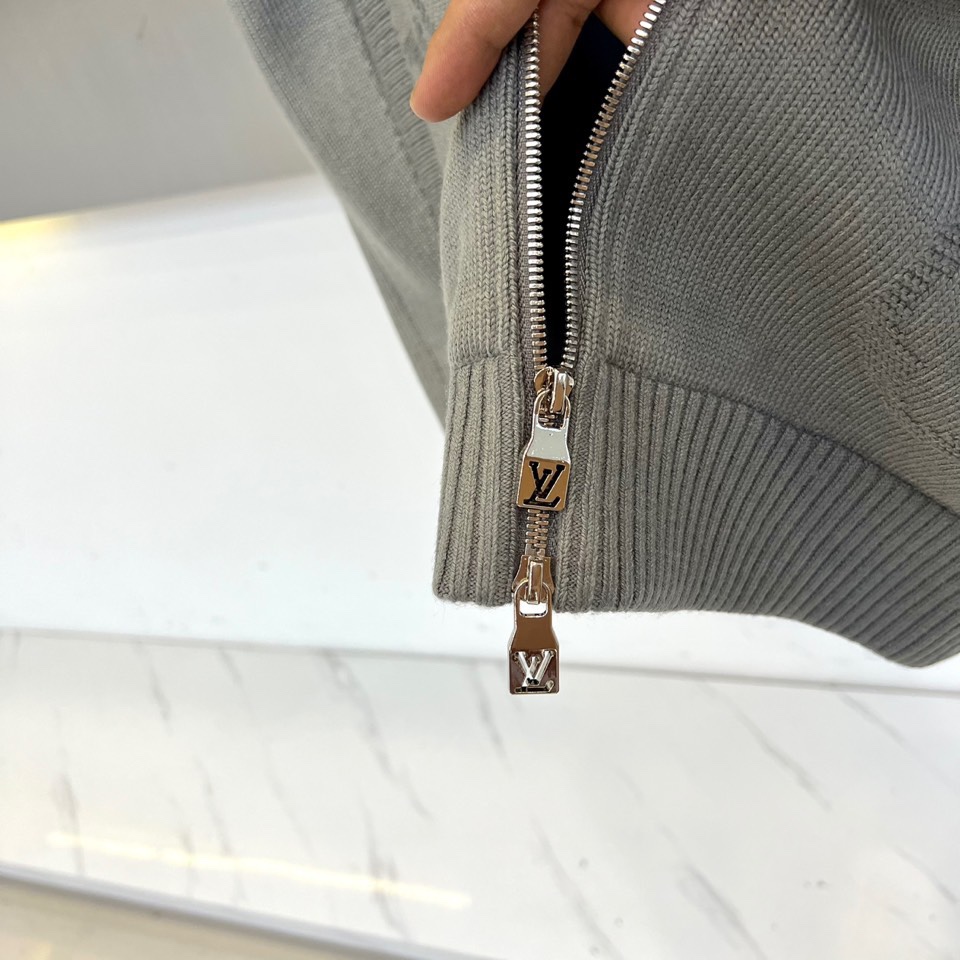 1v驴家、2025秋冬系列男士无袖针织马甲。本季新品主打灰色无袖针织马甲，采用立领设计与金属拉链开合。衣