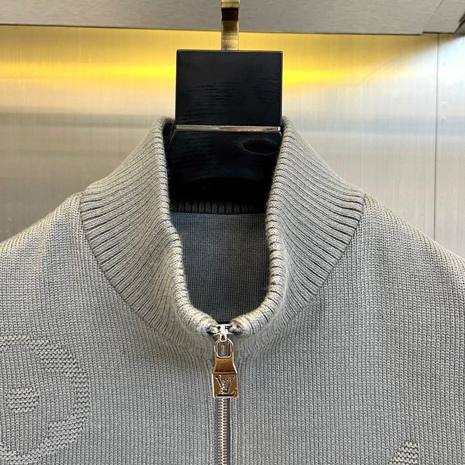 1v驴家、2025秋冬系列男士无袖针织马甲。本季新品主打灰色无袖针织马甲，采用立领设计与金属拉链开合。衣