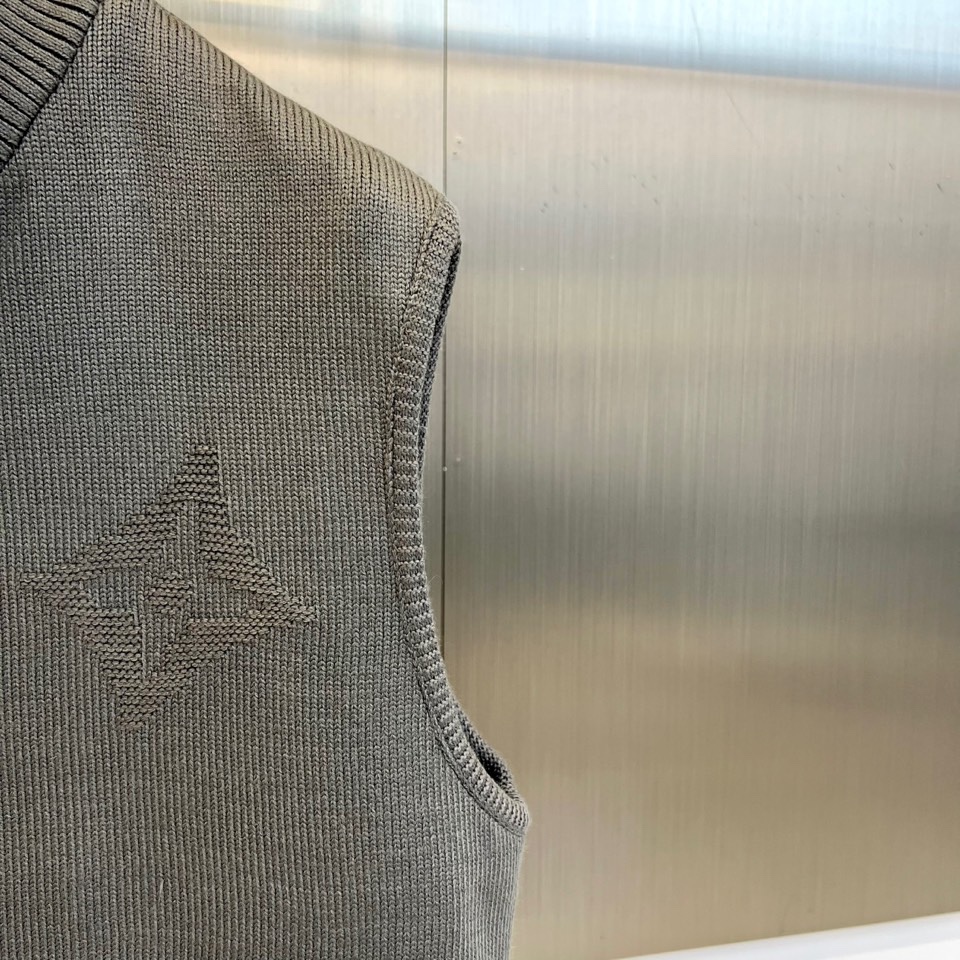 1v驴家、2025秋冬系列男士无袖针织马甲。本季新品主打灰色无袖针织马甲，采用立领设计与金属拉链开合。衣