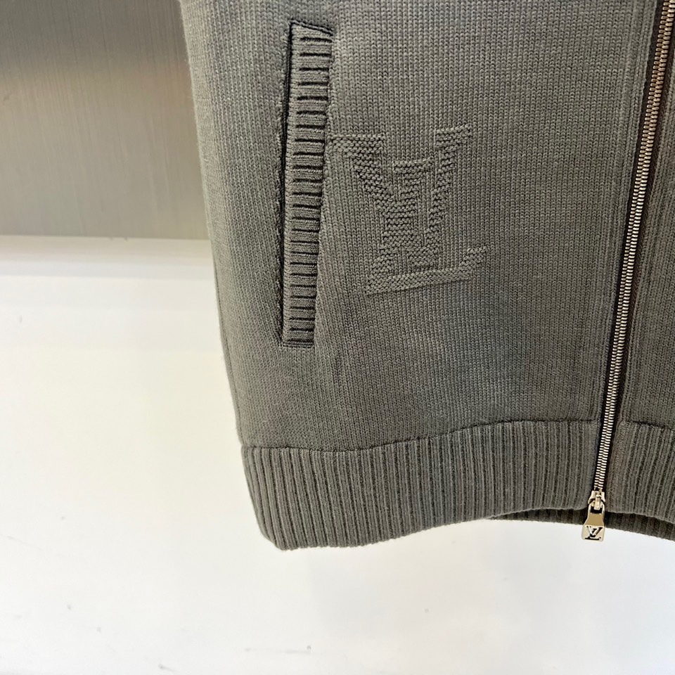 1v驴家、2025秋冬系列男士无袖针织马甲。本季新品主打灰色无袖针织马甲，采用立领设计与金属拉链开合。衣