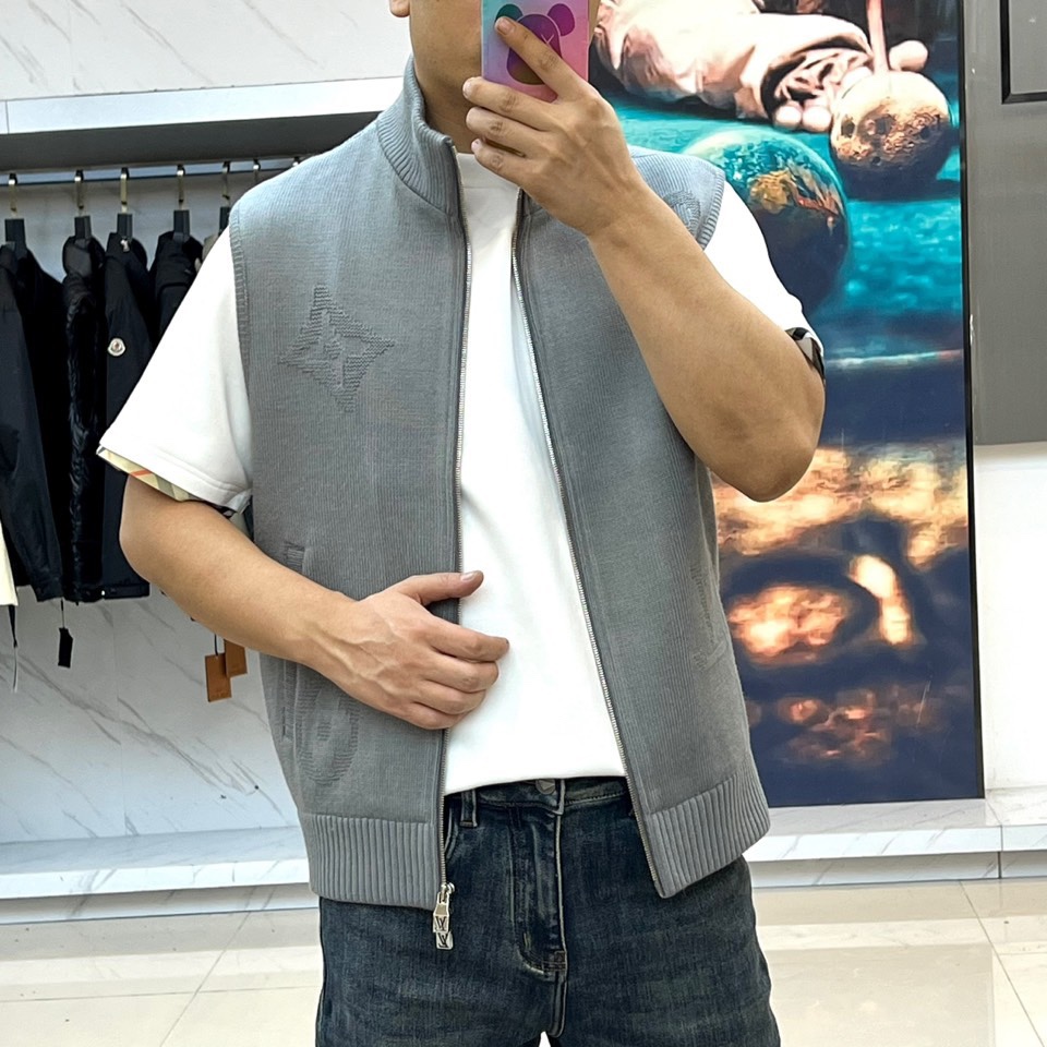 1v驴家、2025秋冬系列男士无袖针织马甲。本季新品主打灰色无袖针织马甲，采用立领设计与金属拉链开合。衣