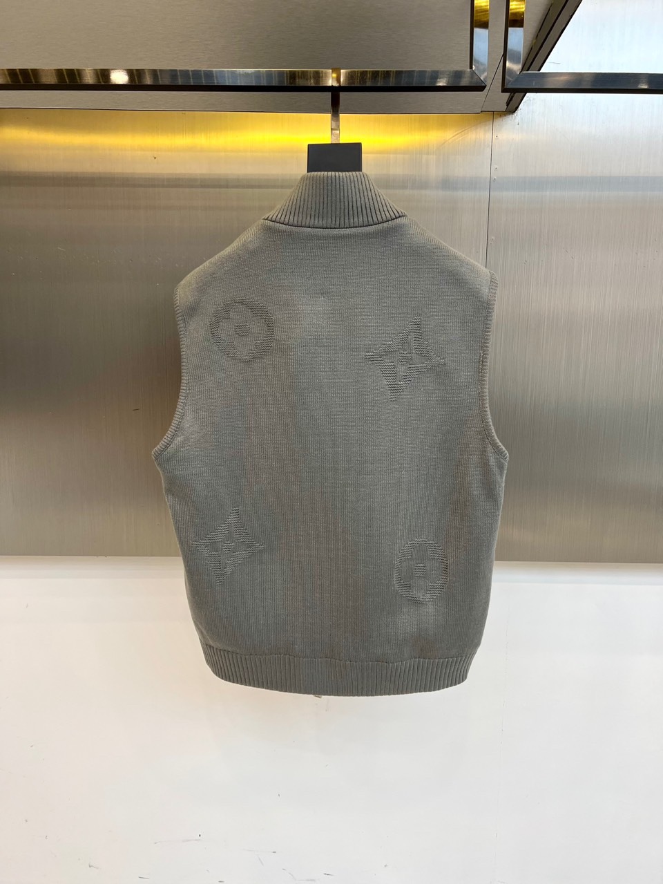 1v驴家、2025秋冬系列男士无袖针织马甲。本季新品主打灰色无袖针织马甲，采用立领设计与金属拉链开合。衣