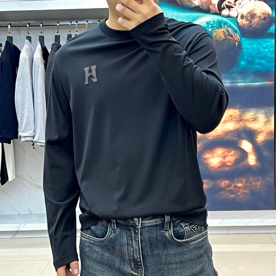 H爱马仕、2025秋冬新品 HERMÈS至简美学长袖T恤。采用72%棉、21%聚酯纤维与7%氨纶的科学配