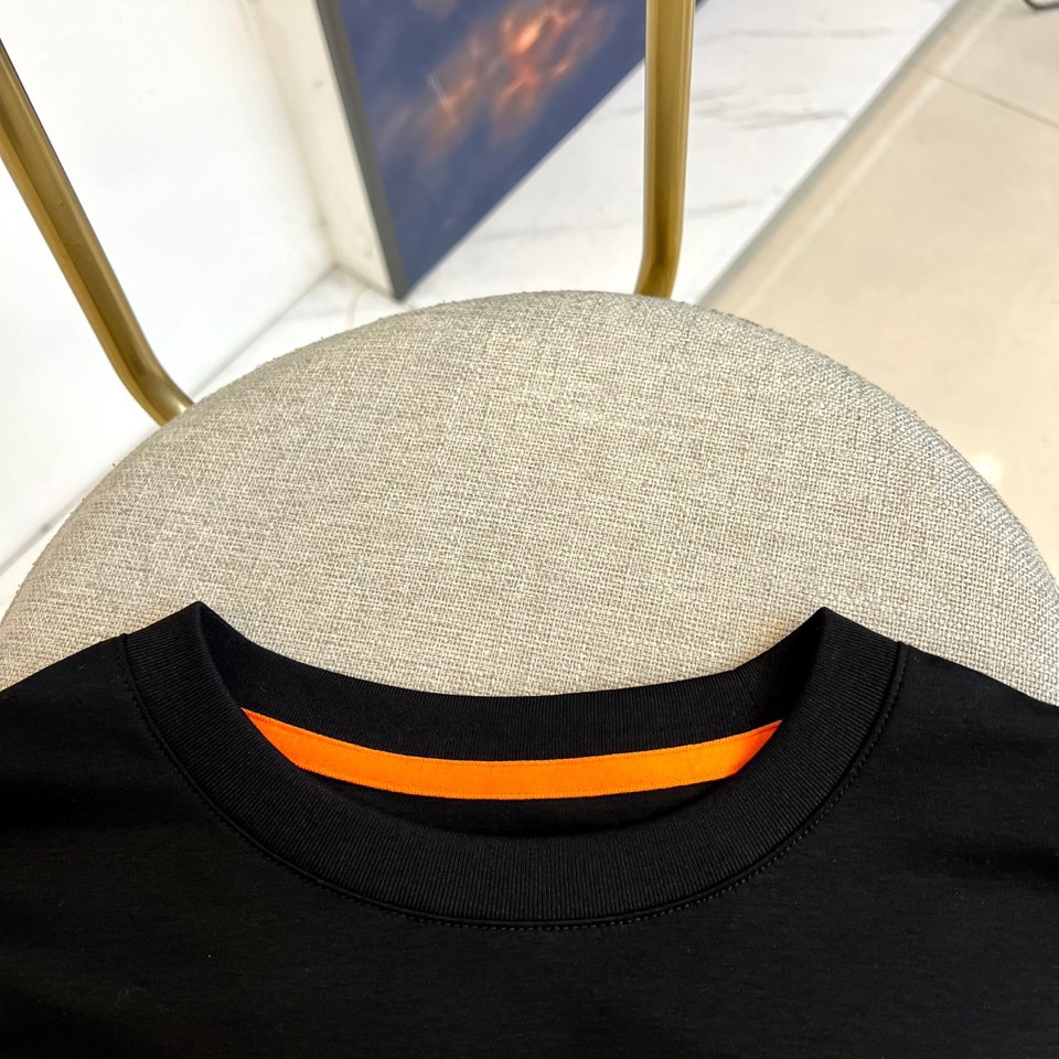 H爱马仕、2025秋冬新品 HERMÈS至简美学长袖T恤。采用72%棉、21%聚酯纤维与7%氨纶的科学配