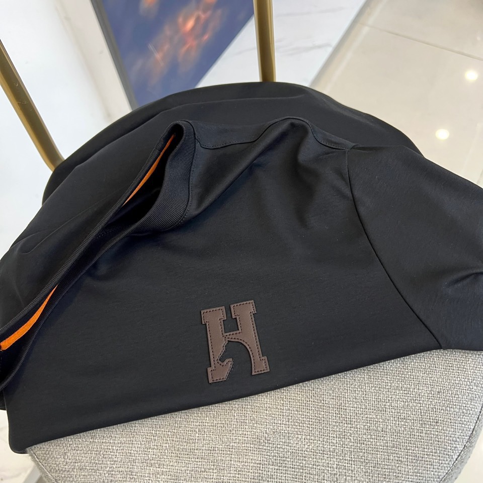 H爱马仕、2025秋冬新品 HERMÈS至简美学长袖T恤。采用72%棉、21%聚酯纤维与7%氨纶的科学配
