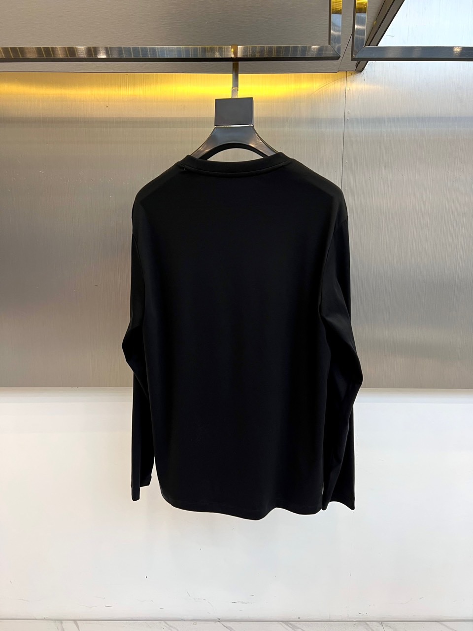 H爱马仕、2025秋冬新品 HERMÈS至简美学长袖T恤。采用72%棉、21%聚酯纤维与7%氨纶的科学配