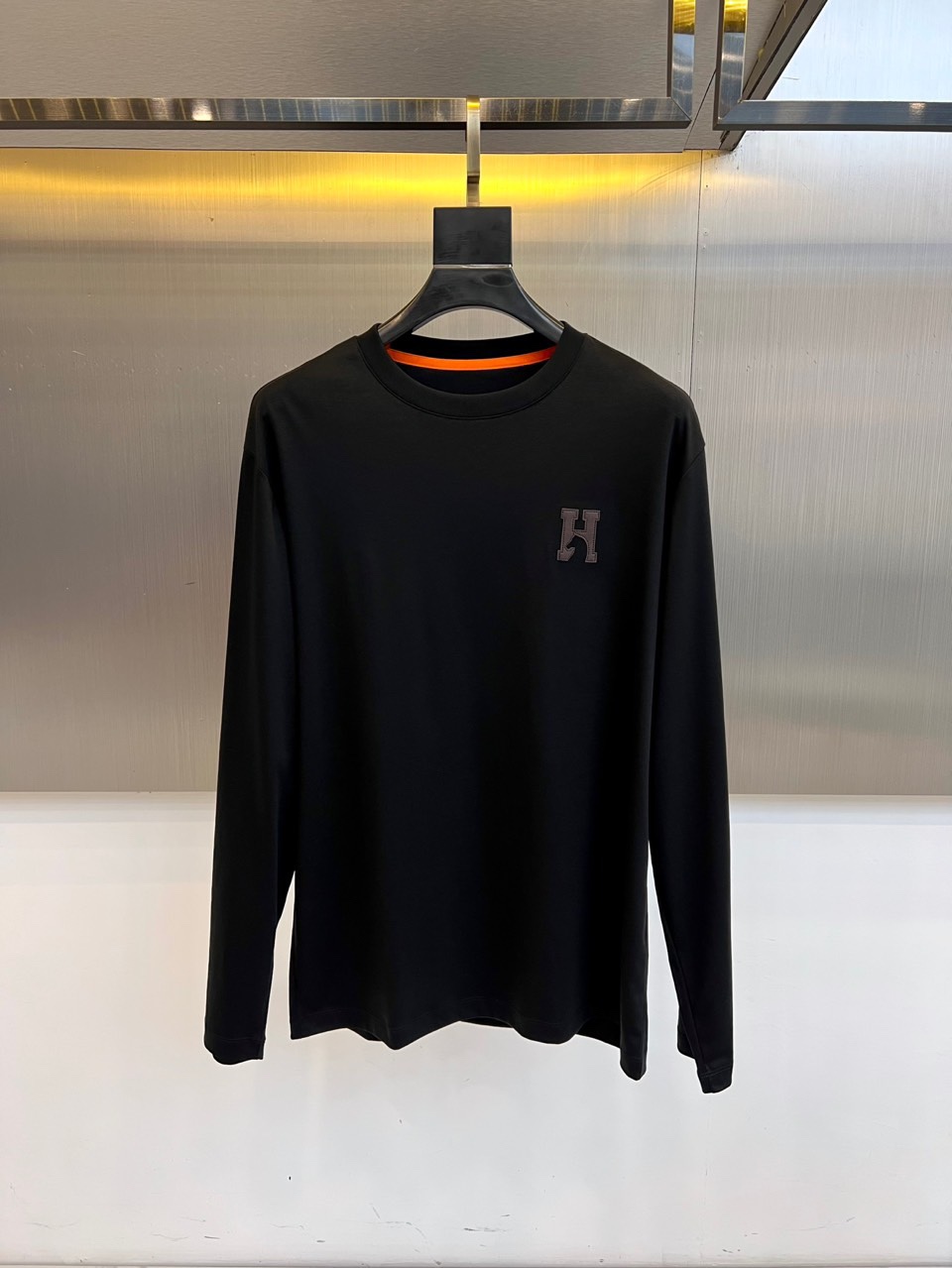 H爱马仕、2025秋冬新品 HERMÈS至简美学长袖T恤。采用72%棉、21%聚酯纤维与7%氨纶的科学配