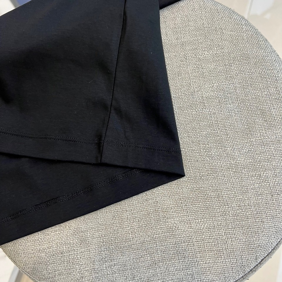 H爱马仕、2025秋冬新品 HERMÈS至简美学长袖T恤。采用72%棉、21%聚酯纤维与7%氨纶的科学配