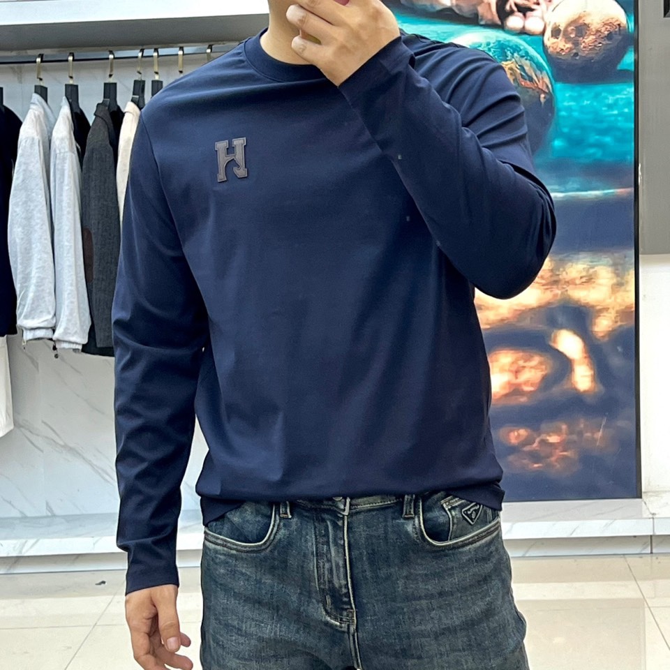 H爱马仕、2025秋冬新品 HERMÈS至简美学长袖T恤。采用72%棉、21%聚酯纤维与7%氨纶的科学配