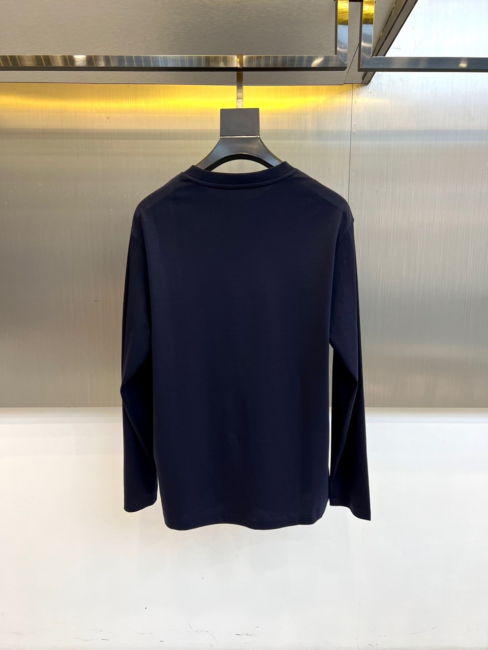 H爱马仕、2025秋冬新品 HERMÈS至简美学长袖T恤。采用72%棉、21%聚酯纤维与7%氨纶的科学配