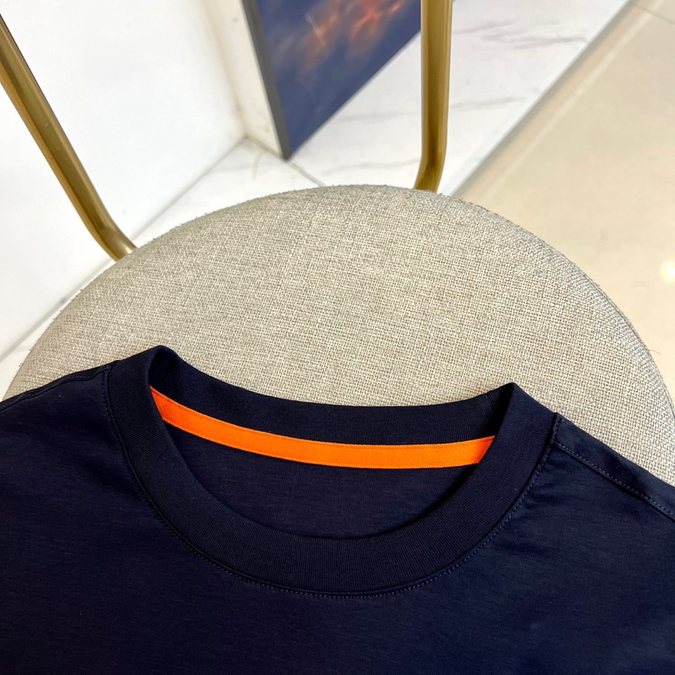 H爱马仕、2025秋冬新品 HERMÈS至简美学长袖T恤。采用72%棉、21%聚酯纤维与7%氨纶的科学配