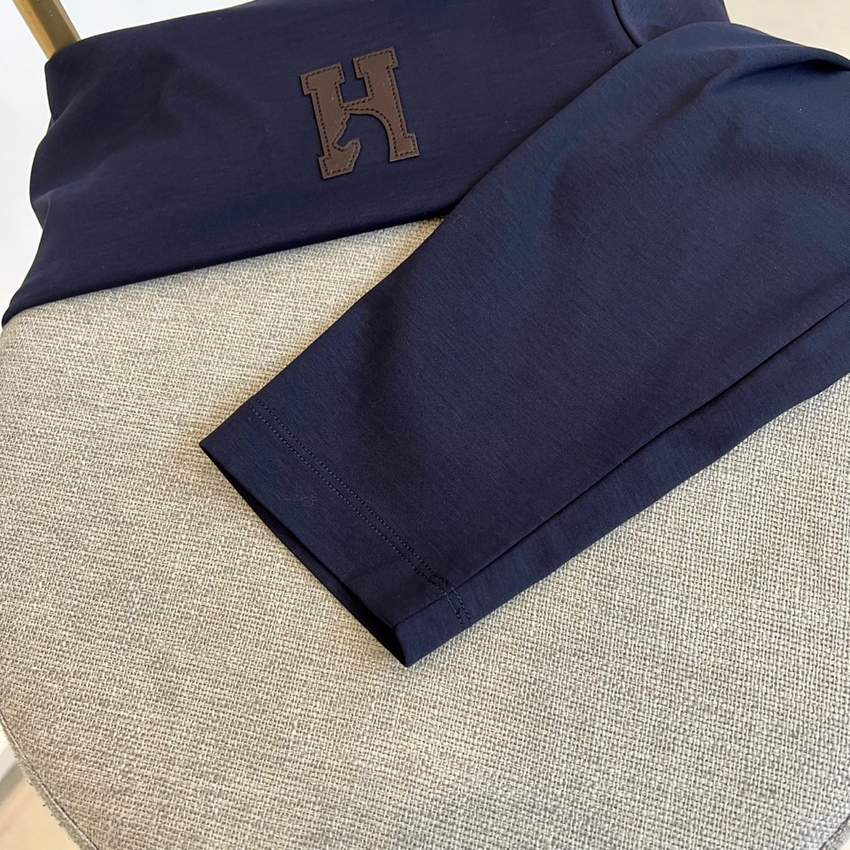 H爱马仕、2025秋冬新品 HERMÈS至简美学长袖T恤。采用72%棉、21%聚酯纤维与7%氨纶的科学配