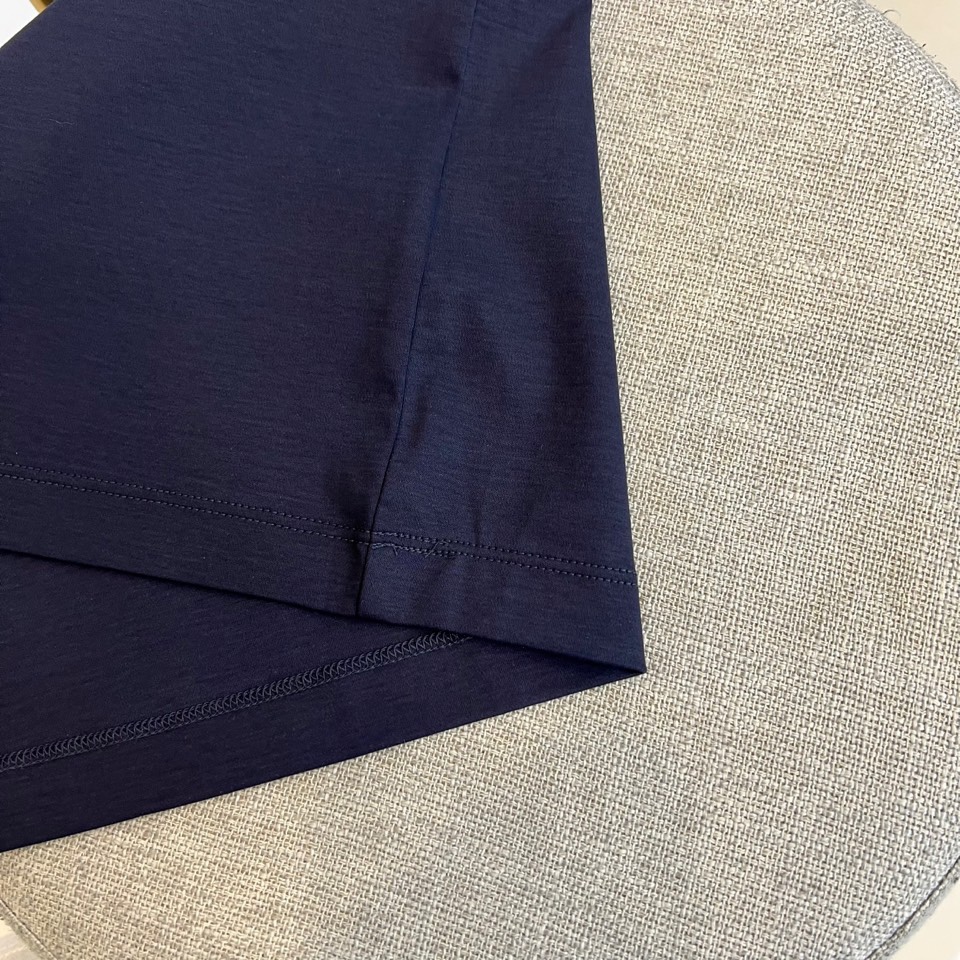 H爱马仕、2025秋冬新品 HERMÈS至简美学长袖T恤。采用72%棉、21%聚酯纤维与7%氨纶的科学配