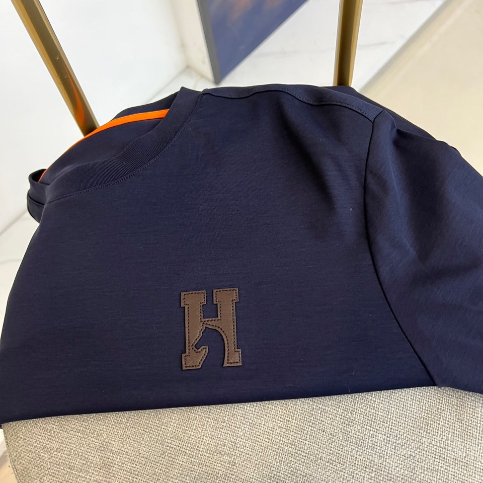 H爱马仕、2025秋冬新品 HERMÈS至简美学长袖T恤。采用72%棉、21%聚酯纤维与7%氨纶的科学配