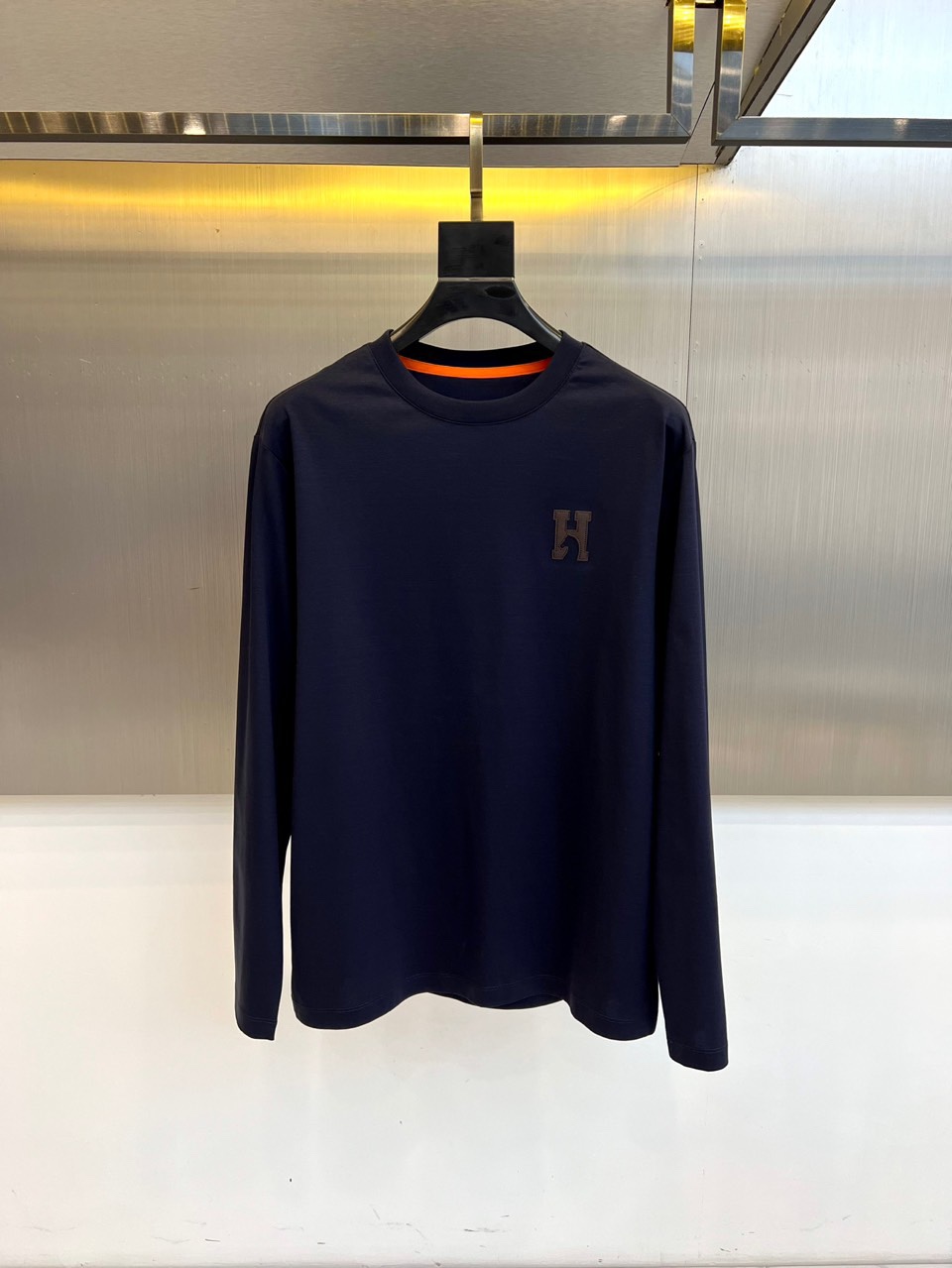 H爱马仕、2025秋冬新品 HERMÈS至简美学长袖T恤。采用72%棉、21%聚酯纤维与7%氨纶的科学配