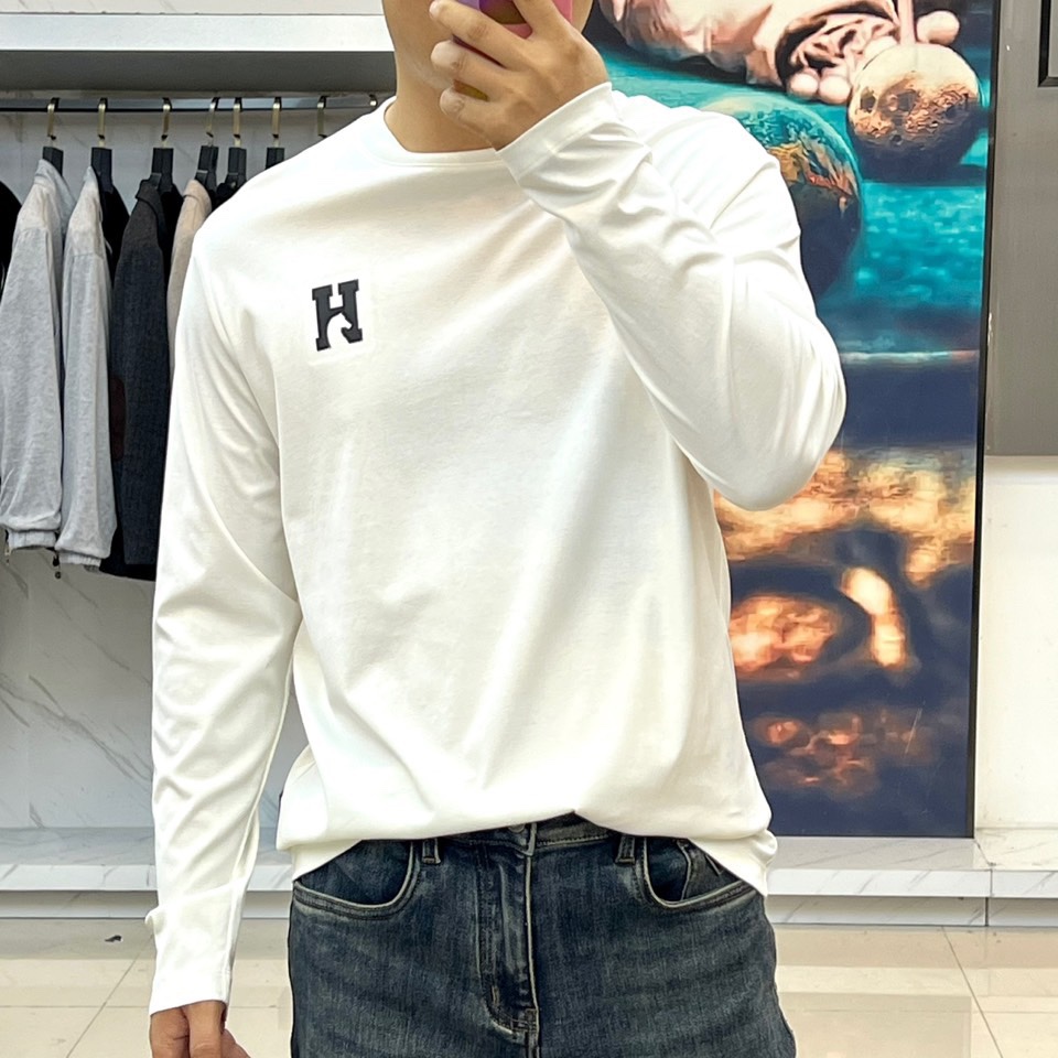 H爱马仕、2025秋冬新品 HERMÈS至简美学长袖T恤。采用72%棉、21%聚酯纤维与7%氨纶的科学配