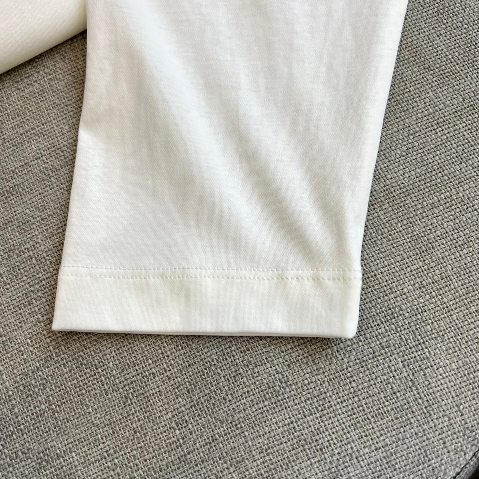 H爱马仕、2025秋冬新品 HERMÈS至简美学长袖T恤。采用72%棉、21%聚酯纤维与7%氨纶的科学配