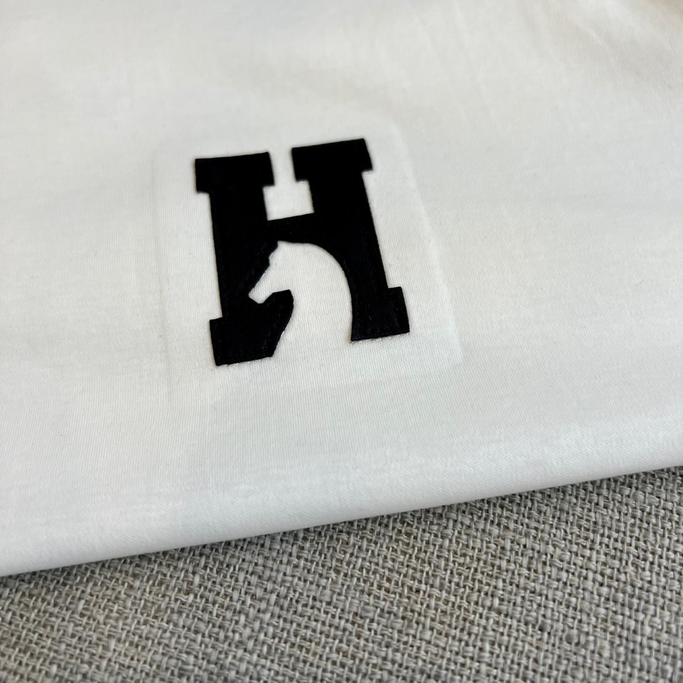 H爱马仕、2025秋冬新品 HERMÈS至简美学长袖T恤。采用72%棉、21%聚酯纤维与7%氨纶的科学配